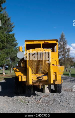 Motorscraper IH495, esposizione di macchinari per movimento terra utilizzati nella costruzione di dighe e canali negli anni '80. Twizel, Canterbury, Isola del Sud, Nuova Zelanda Foto Stock