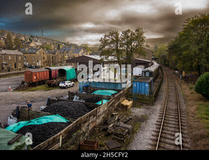 Haworth è una destinazione turistica conosciuta per la sua associazione con le sorelle Brontë e il patrimonio conservato Keighley e Worth Valley Railway. Il villaggio è situato all'interno delle colline Pennine del West Yorkshire, nel Regno Unito ed è famoso per la sua ripida strada principale acciottolata. Foto Stock