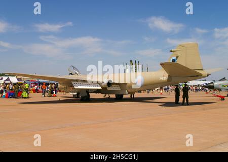 RAF Short Canberra PR9 XH135 vintage classico jet in mostra al RIAT Airshow di Fairford, poco prima del ritiro. Visualizzato in posizione di parcheggio statica Foto Stock