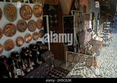 Negozio di souvenir che vende articoli in rame e metallo a Mostar, Bosnia-Erzegovina. Foto Stock