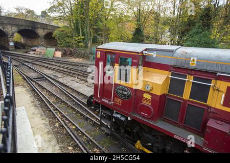 Haworth è una destinazione turistica conosciuta per la sua associazione con le sorelle Brontë e il patrimonio conservato Keighley e Worth Valley Railway. Il villaggio è situato all'interno delle colline Pennine del West Yorkshire, nel Regno Unito ed è famoso per la sua ripida strada principale acciottolata. Foto Stock