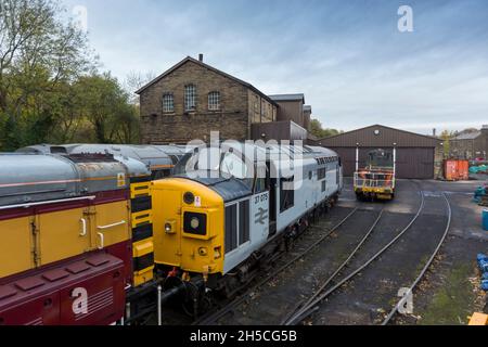 Haworth è una destinazione turistica conosciuta per la sua associazione con le sorelle Brontë e il patrimonio conservato Keighley e Worth Valley Railway. Il villaggio è situato all'interno delle colline Pennine del West Yorkshire, nel Regno Unito ed è famoso per la sua ripida strada principale acciottolata. Foto Stock