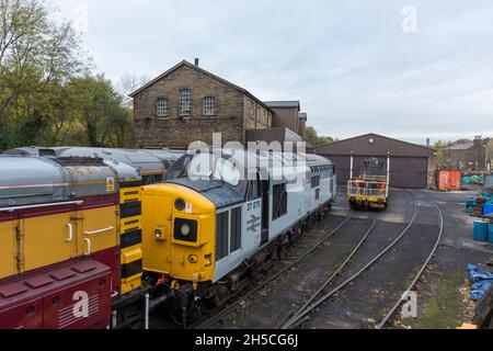 Haworth è una destinazione turistica conosciuta per la sua associazione con le sorelle Brontë e il patrimonio conservato Keighley e Worth Valley Railway. Il villaggio è situato all'interno delle colline Pennine del West Yorkshire, nel Regno Unito ed è famoso per la sua ripida strada principale acciottolata. Foto Stock