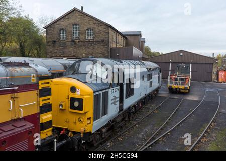 Haworth è una destinazione turistica conosciuta per la sua associazione con le sorelle Brontë e il patrimonio conservato Keighley e Worth Valley Railway. Il villaggio è situato all'interno delle colline Pennine del West Yorkshire, nel Regno Unito ed è famoso per la sua ripida strada principale acciottolata. Foto Stock