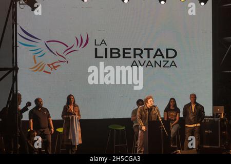 Ciudad de Buenos Aires, Argentina. 6 novembre 2021. Javier Milei ha pronunciato il suo discorso di chiusura della campagna. (Foto di Esteban Osorio/Pacific Press) Credit: Pacific Press Media Production Corp./Alamy Live News Foto Stock