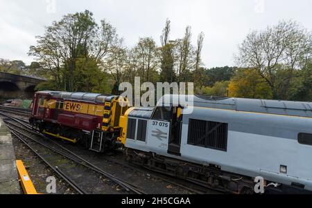 Haworth è una destinazione turistica conosciuta per la sua associazione con le sorelle Brontë e il patrimonio conservato Keighley e Worth Valley Railway. Il villaggio è situato all'interno delle colline Pennine del West Yorkshire, nel Regno Unito ed è famoso per la sua ripida strada principale acciottolata. Foto Stock