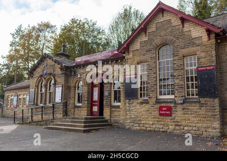 Haworth è una destinazione turistica conosciuta per la sua associazione con le sorelle Brontë e il patrimonio conservato Keighley e Worth Valley Railway. Il villaggio è situato all'interno delle colline Pennine del West Yorkshire, nel Regno Unito ed è famoso per la sua ripida strada principale acciottolata. Foto Stock