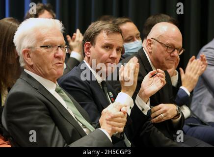 Londra, Regno Unito. 8 novembre 2021. Il Presidente del Ministro del Baden-Württemberg Winfried Kretschmann (l, Bündnis 90/Die Grünen) siede accanto al Ministro dell'economia e dell'energia britannico, Greg Hands (M), e all'Ambasciatore tedesco nel Regno Unito, Andreas Michaelis, all'apertura della nuova rappresentanza del Baden-Württemberg. Con la sua rappresentanza a Londra, lo stato di Baden-Württemberg vuole scovare partner e investimenti dopo la Brexit. Credit: Susannah Ireland/dpa/Alamy Live News Foto Stock