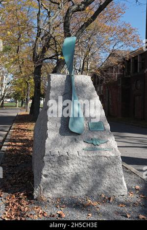 Early Birds Monument, Governors Island, New York, USA. Il gufo è l'insegna dei piloti dei primi Uccelli. Il monumento era originariamente fuori Liggett Foto Stock