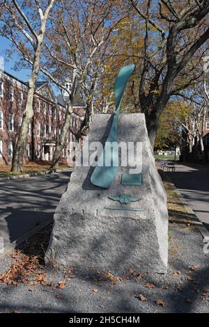 Early Birds Monument, Governors Island, New York, USA. Il gufo è l'insegna dei piloti dei primi Uccelli. Il monumento era originariamente fuori Liggett Foto Stock