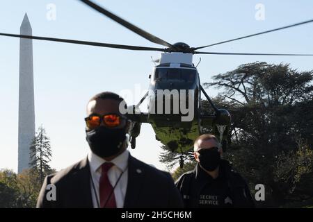 Washington, Stati Uniti. 8 novembre 2021. Marine One atterra su South Lawn a White House a Washington. Credit: SOPA Images Limited/Alamy Live News Foto Stock
