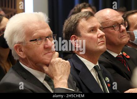 Londra, Regno Unito. 8 novembre 2021. Il Presidente del Ministro del Baden-Württemberg Winfried Kretschmann (l, Bündnis 90/Die Grünen) siede accanto al Ministro dell'economia e dell'energia britannico, Greg Hands (M), e all'Ambasciatore tedesco nel Regno Unito, Andreas Michaelis, all'apertura della nuova rappresentanza del Baden-Württemberg. Con la sua rappresentanza a Londra, lo stato di Baden-Württemberg vuole scovare partner e investimenti dopo la Brexit. Credit: Susannah Ireland/dpa/Alamy Live News Foto Stock