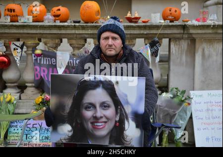 Londra, Regno Unito. 8 novembre 2021. Richard Ratcliffe, marito di Nazanin Zaghari-Ratcliffe, un iraniano britannico tenuto in Iran dal 2016, ha una foto di sua moglie di fronte al Foreign Office di Londra il 16° giorno del suo sciopero della fame. Credit: SOPA Images Limited/Alamy Live News Foto Stock