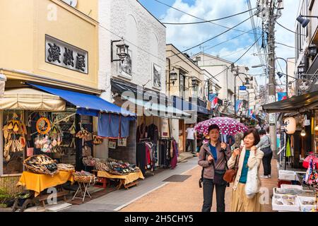 tokyo, giappone - ottobre 24 2019: I turisti passeggiando nella strada dello shopping retrò turistico di Yanaka Ginza famosa per il suo stile vecchio stile con tr Foto Stock