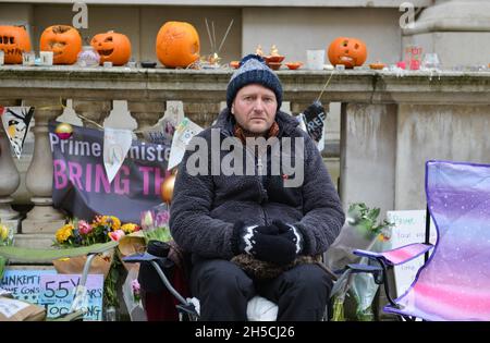 Londra, Regno Unito. 8 novembre 2021. Richard Ratcliffe, marito di Nazanin Zaghari-Ratcliffe, un iraniano britannico tenuto in Iran dal 2016, siede di fronte al Foreign Office di Londra il 16° giorno del suo sciopero della fame. (Foto di Thomas Krych/SOPA Images/Sipa USA) Credit: Sipa USA/Alamy Live News Foto Stock