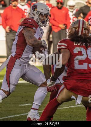 Santa Clara, California, Stati Uniti. 7 Nov 2021. Arizona Cardinals Running back James Conner (6) Domenica, 07 novembre 2021, al Levis Stadium di Santa Clara, California. I Cardinali sconfissero i 49ers 31-17. (Credit Image: © al Golub/ZUMA Press Wire) Foto Stock