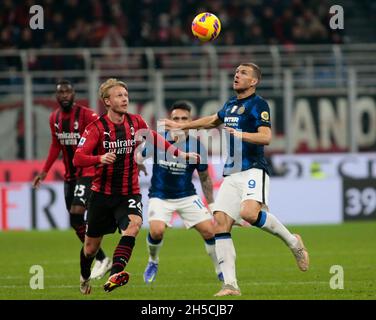 Milano, 07 novembre 2021 Edin Dzeko di Inter e Simon Kjaer (AC Milan) durante la serie Italiana Una partita di calcio tra AC Milan e FC Internationa Foto Stock