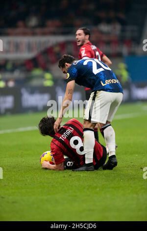 Milano, 07 novembre 2021 Sandro tonali (AC Milan) e Hakan Calhanoglu (FC Internazionale) durante la Serie Italiana Una partita di calcio tra AC Milan Foto Stock