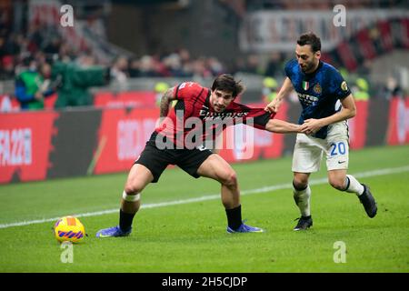 Milano, 07 novembre 2021 Sandro tonali (AC Milan) e Hakan Calhanoglu (FC Internazionale) durante la Serie Italiana Una partita di calcio tra AC Milan Foto Stock