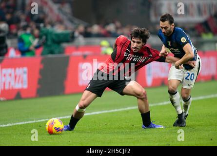 Milano, 07 novembre 2021 Sandro tonali (AC Milan) e Hakan Calhanoglu (FC Internazionale) durante la Serie Italiana Una partita di calcio tra AC Milan Foto Stock