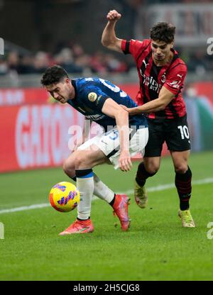 Milano, 07 novembre 2021 Brahim Diaz (AC Milan) e Alessandro Bastoni (FC Internazionale) durante la Serie Italiana Una partita di calcio tra AC Milan Foto Stock