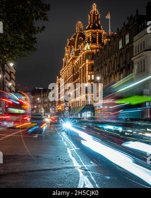 Harrods a Londra di notte, Londra, Regno Unito Foto Stock