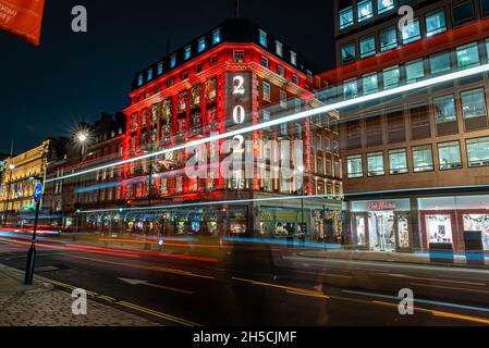 Fortnum e Mason si illuminano di notte, Londra, Regno Unito Foto Stock