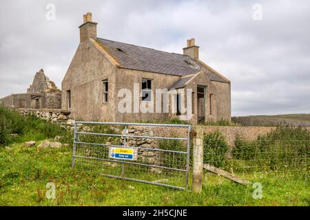 Fattoria remota semi-derelitto a Kirkabister su Yell, Isole Shetland. Foto Stock