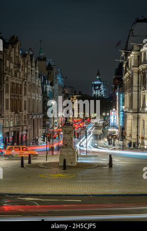 Guardando verso Whitehall verso il Parlamento di notte, Londra, Regno Unito Foto Stock