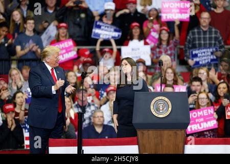 11052018 - Fort Wayne, Indiana, USA: Il Segretario della stampa della Casa Bianca Sarah Huckabee Sanders e Kellyanne Elizabeth Conway appaiono con il Presidente degli Stati Uniti Donald J. Trump che sta facendo una campagna per i candidati al Congresso dell'Indiana, tra cui Mike Braun, che sta correndo per il senato, durante un Make America Great Again! rally al War Memorial Coliseum della contea di Allen a Fort Wayne, Indiana. Foto Stock