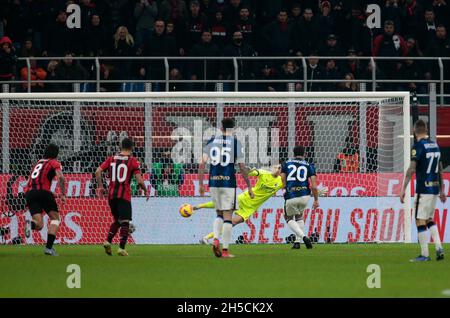Milano, 07 novembre 2021 Hakan Calhanoglu (FC Internazionale) durante la Serie Italiana Una partita di calcio tra AC Milan e FC Internazionale su nove Foto Stock