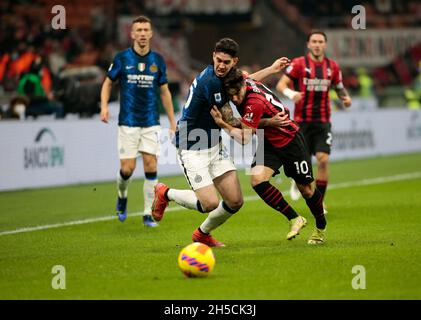 Milano, 07 novembre 2021 Brahim Diaz (AC Milan) e Alessandro Bastoni (FC Internazionale) durante la Serie Italiana Una partita di calcio tra AC Milan Foto Stock