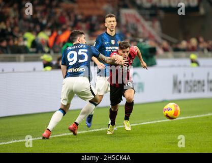 Milano, 07 novembre 2021 Brahim Diaz (AC Milan) e Alessandro Bastoni (FC Internazionale) durante la Serie Italiana Una partita di calcio tra AC Milan Foto Stock