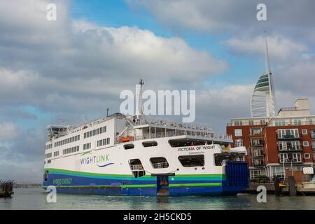 Isola di Wight traghetto auto Victoria di Wight inversione nel porto di Portsmouth terminal traghetti. Insolito angolo con la torre del millennio sullo sfondo. Foto Stock