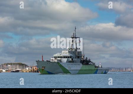 Royal Navy Patrol barca HMS Severn lasciando Portsmouth Dockyard Foto Stock