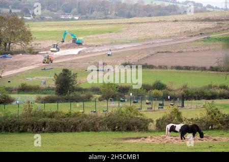 Aylesbury vale, Regno Unito. 8 novembre 2021. HS2 costruzione presso Durham Farm vicino a Jones Hill Wood. Gran parte della Durham Farm è stata acquistata obbligatoriamente da HS2. Credit: Maureen McLean/Alamy Live News Foto Stock