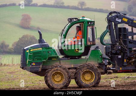 Aylesbury vale, Regno Unito. 8 novembre 2021. HS2 oggi stava rimuovendo tronchi di albero da ancora un altro bosco che hanno abbattuto per la costruzione di High Speed Rail. Questo è stato solo pochi giorni dopo che il primo ministro Boris Johnson ha annunciato alla Conferenza sul clima COP26 a Glasgow 'per arrestare e invertire la deforestazione e il degrado della terra entro il 2030. Non solo fermarsi, ma invertire”. Ha anche descritto gli alberi come i 'polmoni del nostro pianeta', tuttavia, mentre HS2 continuano a cadere o mettere a rischio 108 boschi antichi per la ferrovia molto criticata HS2. Credit: Maureen McLean/Alamy Live News Foto Stock