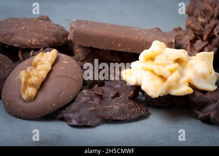 Primo piano di un set di vari cioccolatini artigianali di diverse varietà Foto Stock