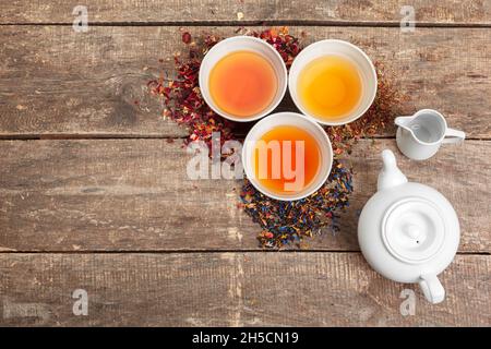 Layout creativo composto da una tazza di tè alle erbe su sfondo di legno Foto Stock