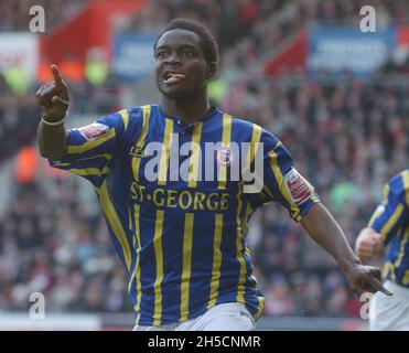 SOUTHAMPTON V BRENTFORD SAM SONJE CELEBRA IL SUO EQUALIOSER PIC MIKE WALKER 2005 Foto Stock