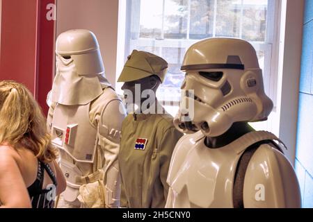 Tre uniformi militari imperiali della serie di immagini cinematografiche di Star Wars in mostra durante la fiera dover Comic con del 2021 a dover, Delaware. Foto Stock