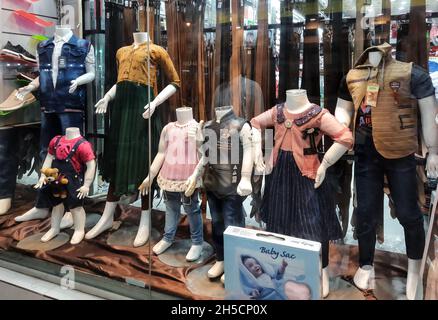 H, ARABIA SAUDITA - 10 settembre 2021: Un primo piano di vestiti su dummys in una vetrina readymade Foto Stock