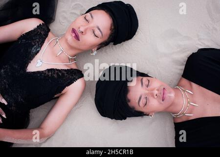 Donna con Headwrap girato direttamente dall'alto Foto Stock
