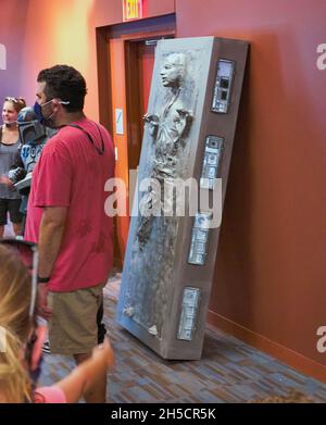 I visitatori del 2021 dover, DE Comic con passano da una replica di Han solo in carbonite dalla serie di immagini di Star Wars. Foto Stock