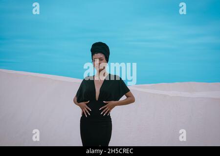 La giovane donna ha girato da vicino con lo skyline colorato Foto Stock