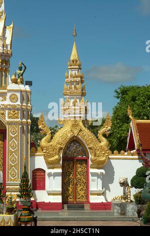 Porta d'ingresso situata in Wat Phra That Phanom Woramahawihan , il sacro sito religioso del nord-est reliquie che rappresentano la prosperità buddista . Foto Stock