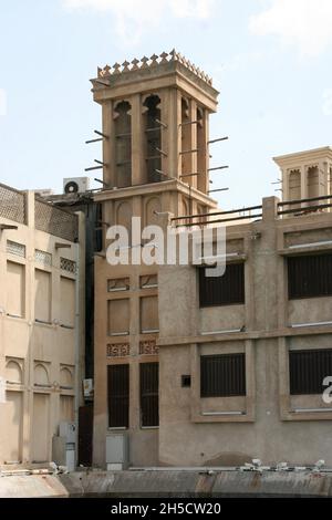 Antico badgir persiano o wind catcher, usato per ventilare e raffreddare edifici del deserto, Emirati Arabi Uniti, Dubai Foto Stock