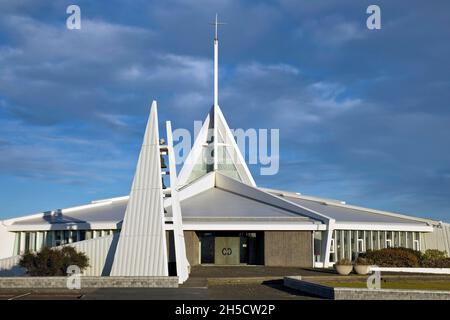 Moderna chiesa di cemento luminoso Ytri-Njardvikurkirkja , Islanda, Reykjanes Peninsula, Reykjanesbaer Foto Stock