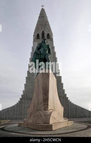 Statua di Leif Eriksson di fronte alla Hallgrimskirkja, Islanda, Reykjavik Foto Stock