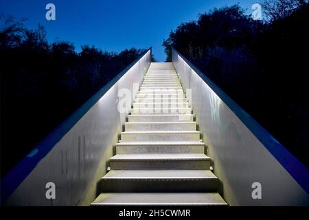 Scalinata illuminata al cielo sul deposito Norddeutschland, Germania, Renania Settentrionale-Vestfalia, Neukirchen-Vluyn Foto Stock